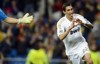 Angel Di Maria turut mencetak gol cantik. REUTERS/Felix Ordonez.