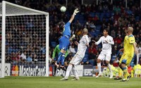 Dengan kemenangan ini, Madrid pun berhak lolos ke semifinal dengan agregat 8-2 setelah di pertemuan pertama mereka menang 3-0. Di babak empat besar, mereka akan berjumpa dengan Bayern Munich. REUTERS/Juan Medina.