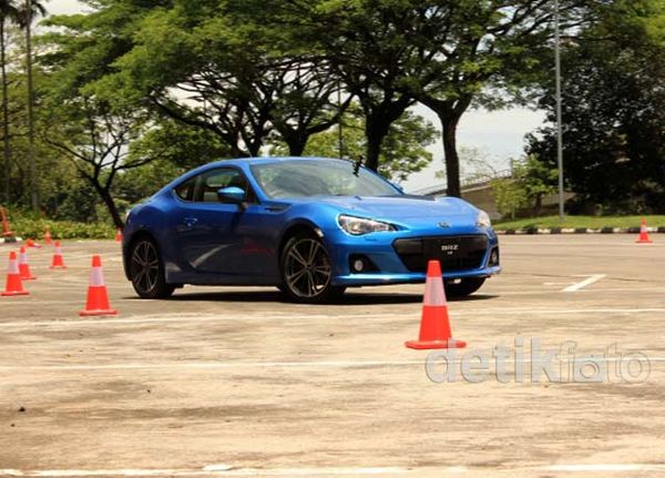 Menaklukkan Si Seksi Subaru BRZ