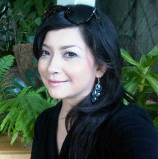 Restina, Antara Hotel dan Karier Menyanyi