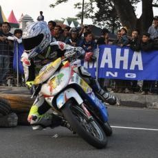 Tiga Balapan Malam di Yamaha Cup Race 2012