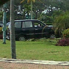 Ngebut, Mobil Kijang Nyungsep di Bundaran Terminal 3 Soekarno-Hatta