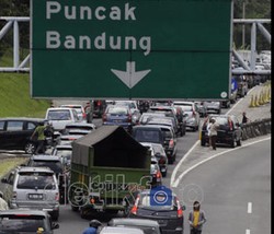  Lalu Lintas ke Arah Puncak Macet Sejak Pintu Tol Ciawi