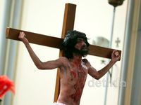 Drama Penyaliban Yesus Peringati Paskah