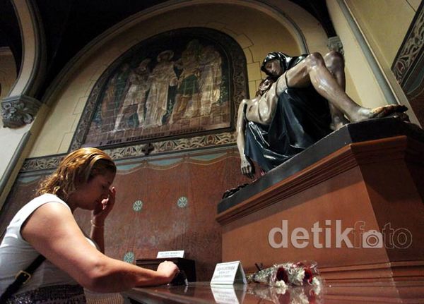 Jumat Agung, Umat Kristiani Padati Katedral