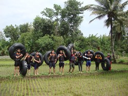 Menimkati sisi lain yogyakarta - River Tubing Sungai Oy