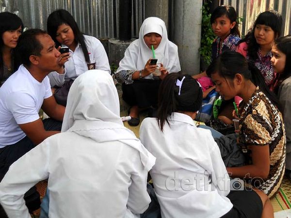 Lahan Bersengketa, Siswa SMA 17 Yogya Belajar di Trotoar