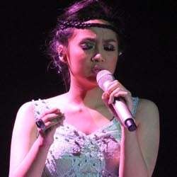 Gita Gutawa Tak Mau Pusing Soal Asmara