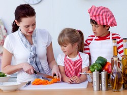 Agar Mandiri dan Terampil Ajak si Kecil Memasak
