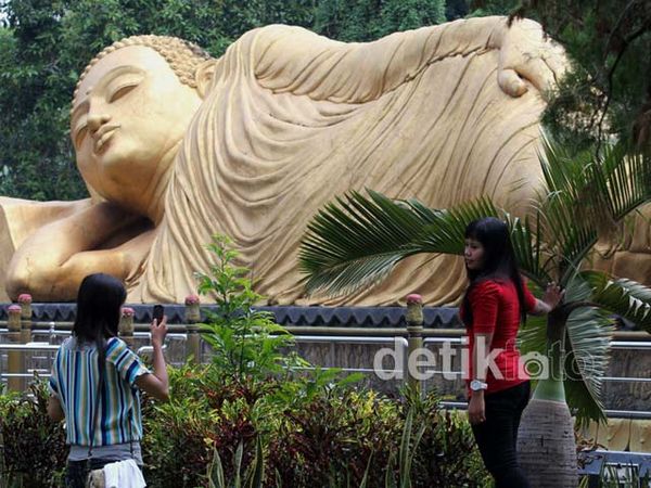 Patung Budha Tidur, Primadona Wisatawan di Mojokerto