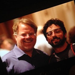 Bos Google Kepergok Gunakan Kacamata Pintar