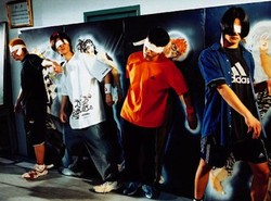 Remaja Jago Menari dalam Turn It Up