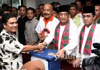 Hendardji-Riza Serahkan KTP Dukungan ke KPUD