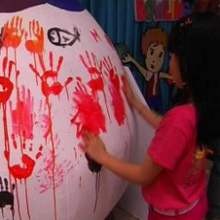 Rayakan Paskah, Anak-Anak Hiasi Telur Raksasa