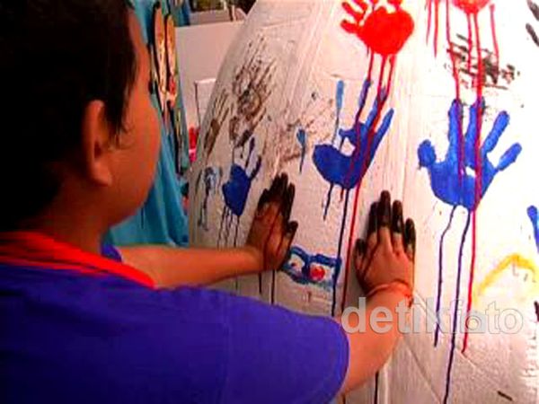 Rayakan Paskah, Anak-anak Menghias Telur Raksasa