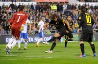 Carles Puyol menyamakan kedudukan menjadi 1-1 di menit ke-36. Getty Images/Denis Doyle.