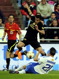 Pedro Rodriguez berusaha melewati Abraham Minero. Dalam pertandingan tersebut, Pedro menyumbangkan satu gol untuk Barca di menit ke-90. AFP/Lluis Gene.