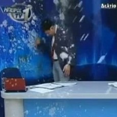 Penyiar Berita Dilempari Telur & Yoghurt Saat Siaran Langsung