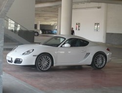 Di Qatar Mobil Sport Jadi Hadiah Perkawinan