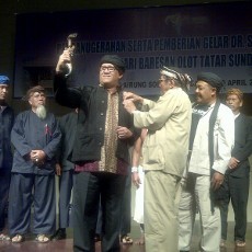 Sukses Promosi Angklung & Batik, Sapta Diberi Gelar Sunda