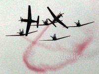 Atraksi Pesawat Meriahkan HUT TNI AU