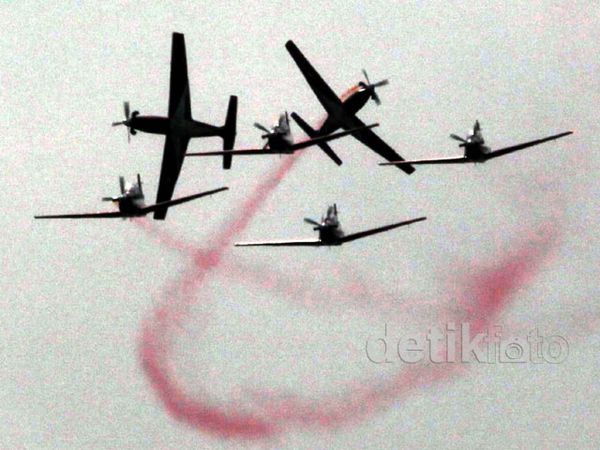 Atraksi Pesawat Meriahkan HUT TNI AU