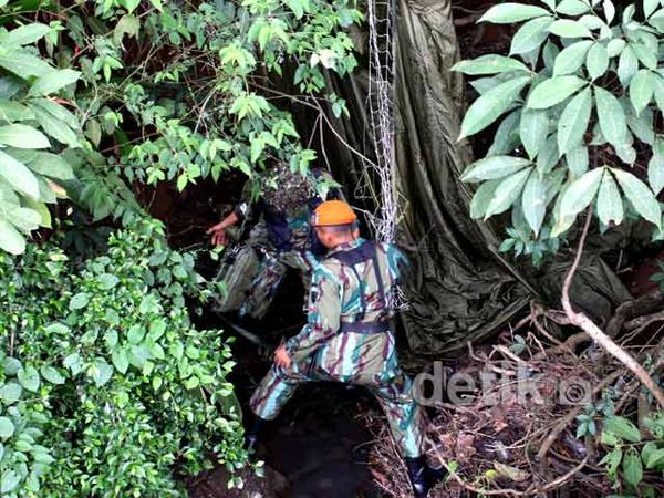 Ikut HUT TNI AU, Penerjun Nyungsep ke Kali
