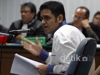 Nazaruddin Bacakan Pledoi