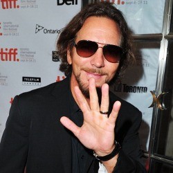 Tangan Kanan Cidera, Eddie Vedder Tunda Konser Solo