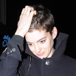Demi Film, Anne Hathaway Potong Pendek Rambutnya