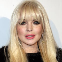 Tak Punya Uang, Lindsay Lohan Obral Baju-baju Bekasnya