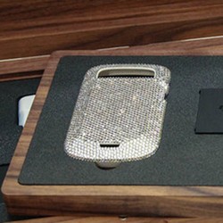 BlackBerry Dakota Bertabur Kristal Dibanderol Rp 40 Juta