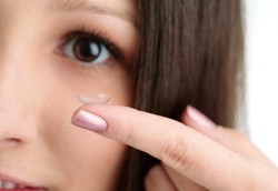 Orang yang Cocok dan Tidak Cocok Pakai Lensa Kontak