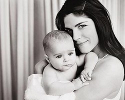 Selma Blair Kecam Orang yang Mengkritik Ibu Menyusui di Depan Umum