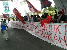 Mahasiswa Makassar Demo Tolak RUU Perguruan Tinggi
