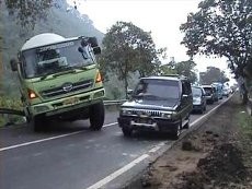 Tak Kuat Menanjak, Truk Pengangkut Semen Nyaris Nyemplung Jurang