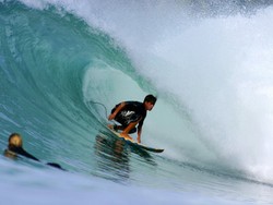 Ombak, Papan Surfing dan Pantai Lagundri, Sempurna!