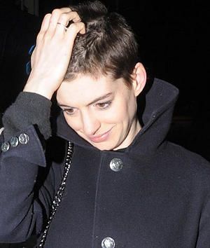 Rambut Pendek Anne Hathaway