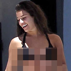 Liburan Bareng Pacar, Lea Michele Seksi Berbikini