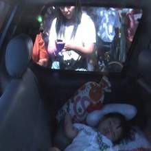 Duh, Balita Ditinggal Ibunya dan Terkunci di dalam Mobil