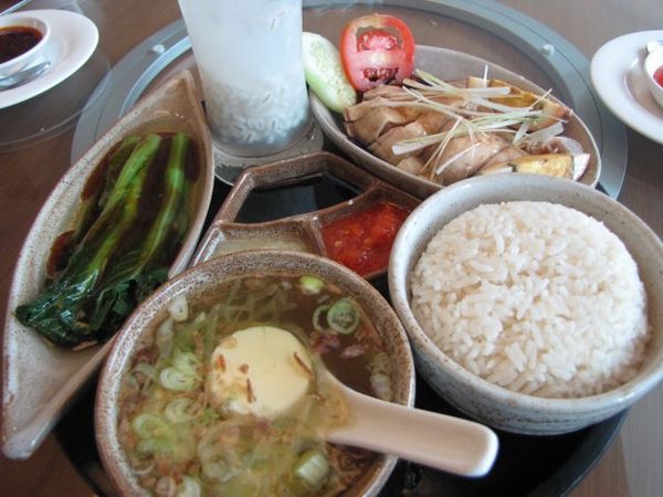 Berburu Chicken Rice Lezat di Rumah Sakit!