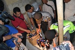 Ratusan Botol Miras Disita dari Tempat Karaoke di Semarang