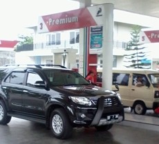 Mobil Mewah Tak Cukup Hanya Diimbau Tak Pakai Premium