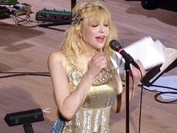 Mantan Gitaris Hole Akui Masih Mencintai Courtney Love
