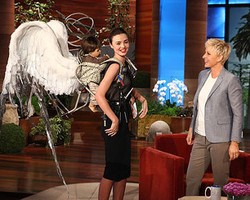 Unik! Gendongan Berbentuk Sayap Bidadari untuk Miranda Kerr