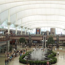 Waduh, Seorang Wanita Menari Telanjang di Bandara Denver!