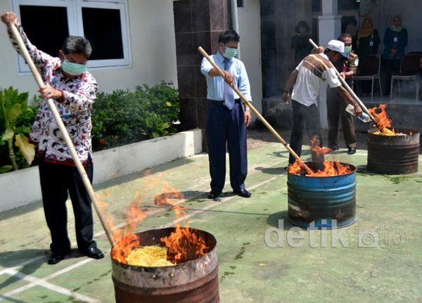 Puluhan Karung Mi Berformalin Dimusnahkan