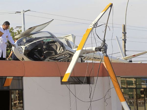 Helikopter Nyangkut di Atap Rumah