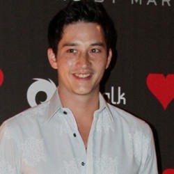 Mike Lewis Mengaku Berat Hadapi Perceraian