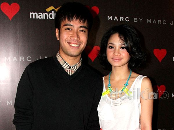 Ciee..Andien Gandeng Vidi Aldiano